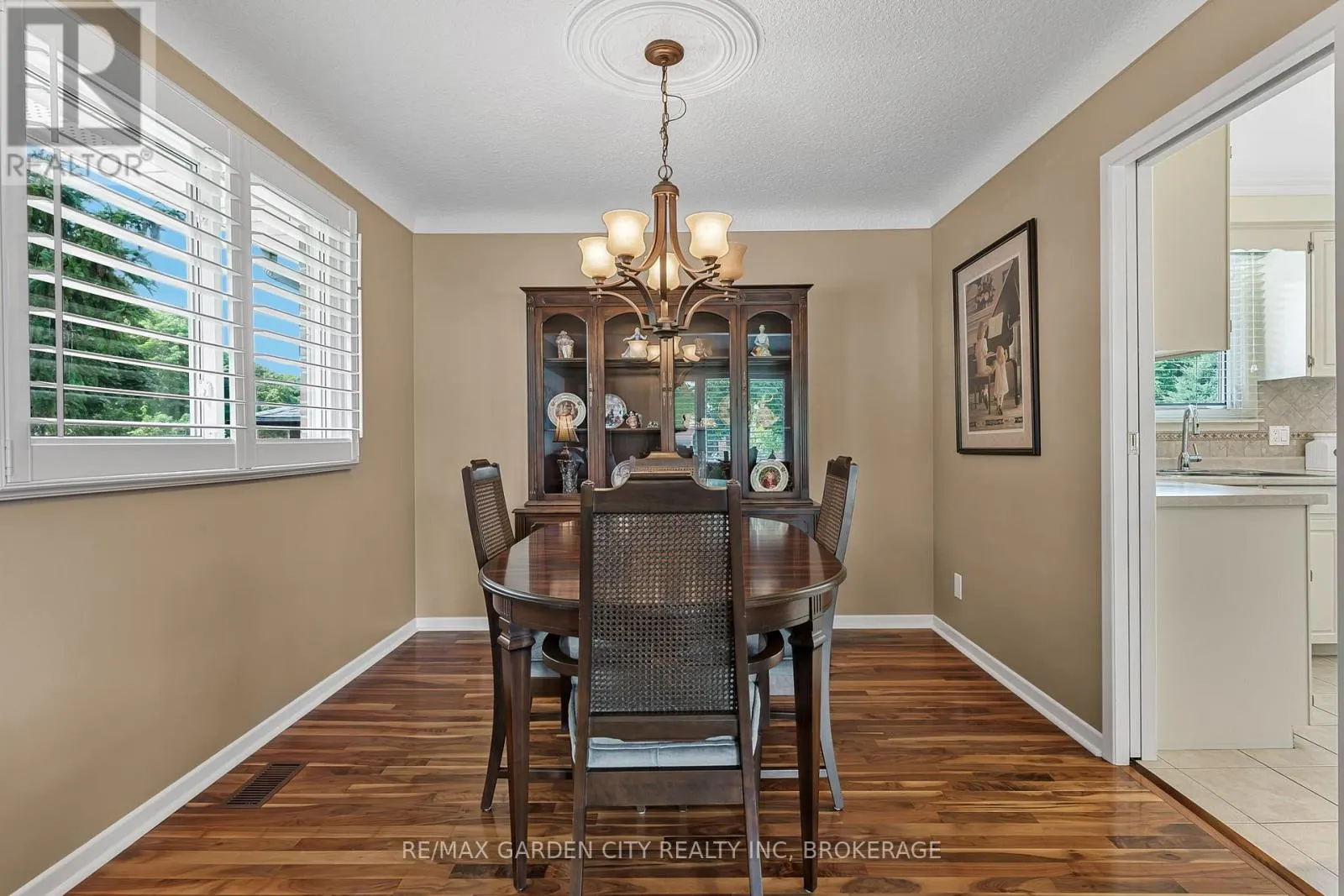 16 MEADOWBROOK CRESCENT