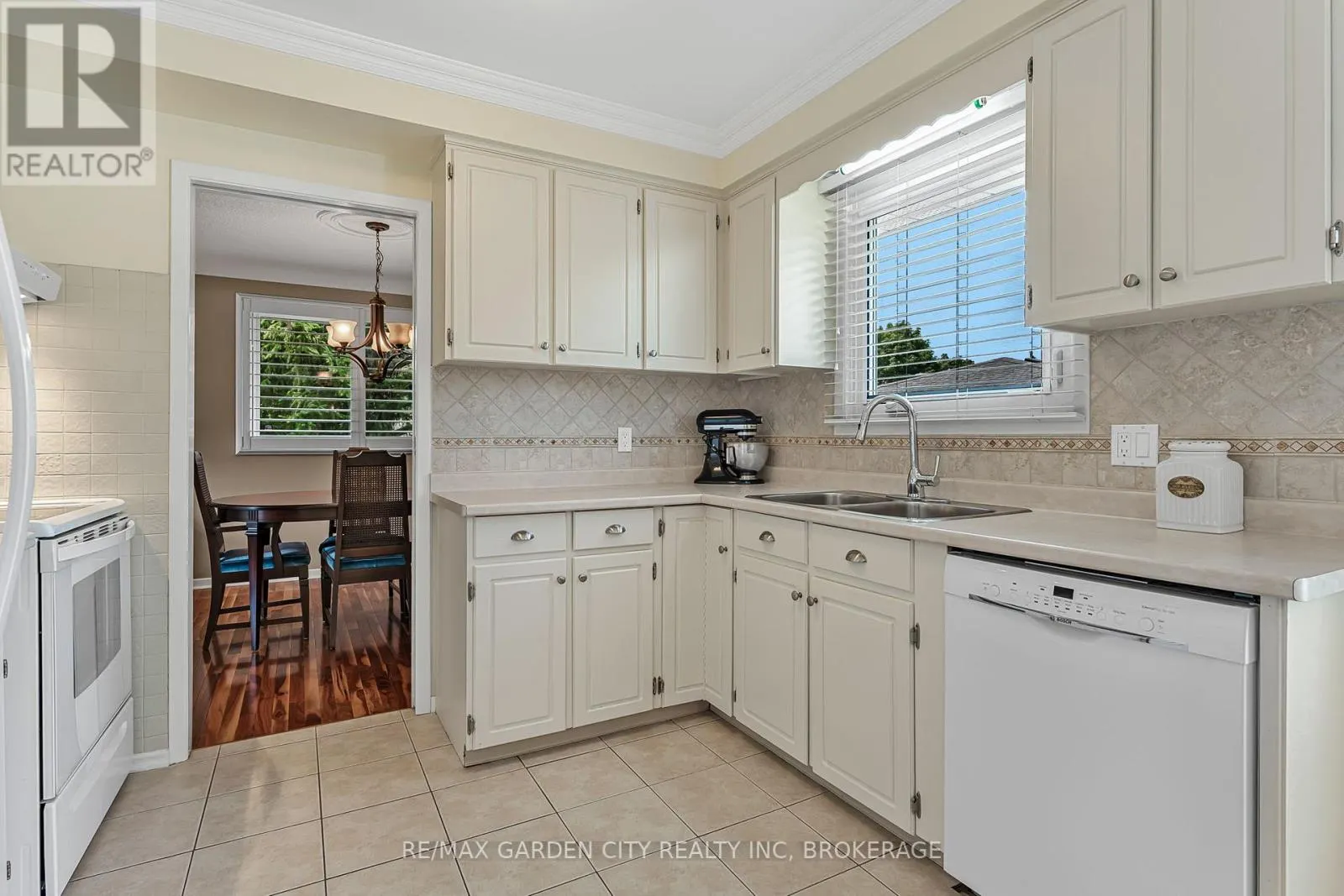 16 MEADOWBROOK CRESCENT