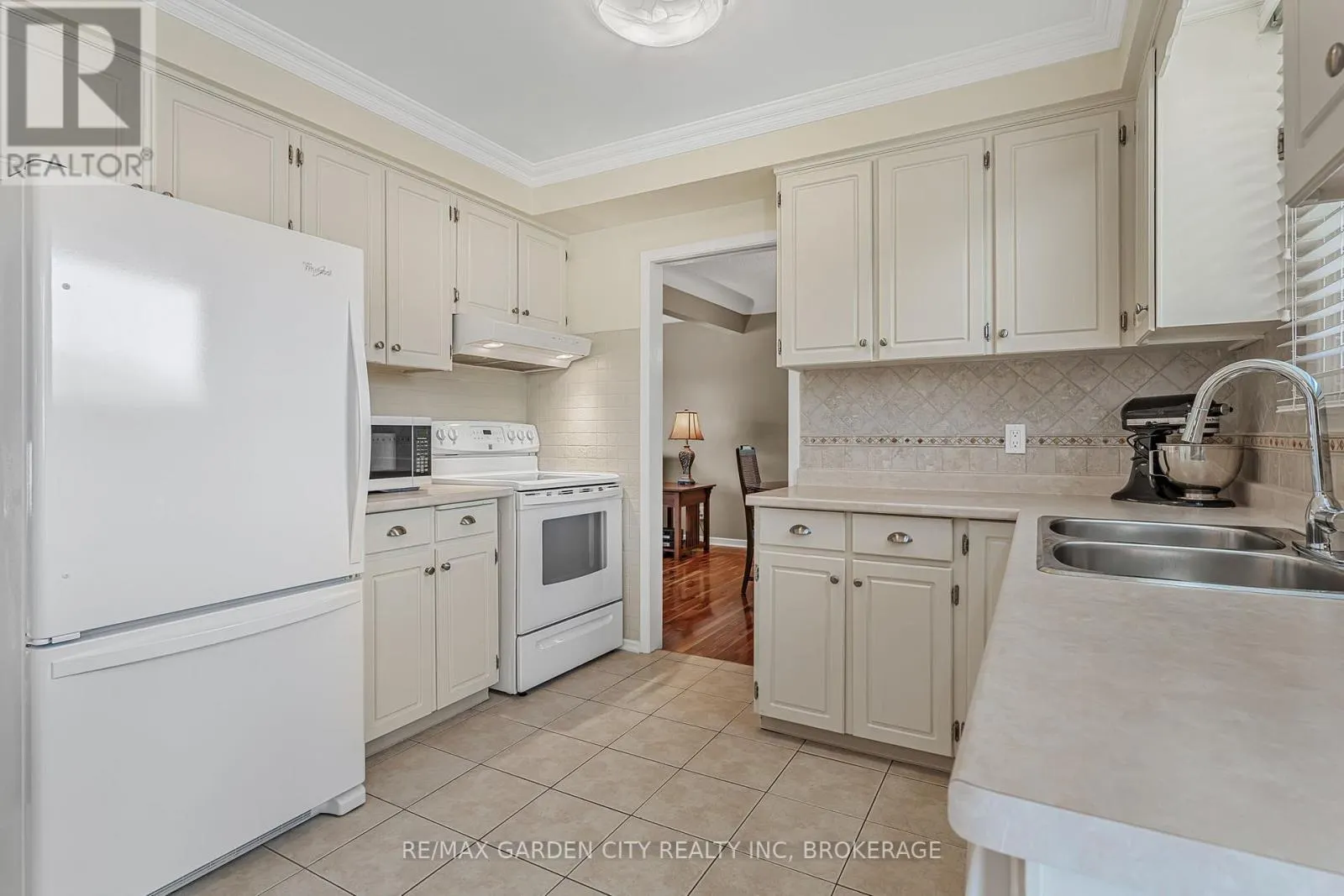 16 MEADOWBROOK CRESCENT