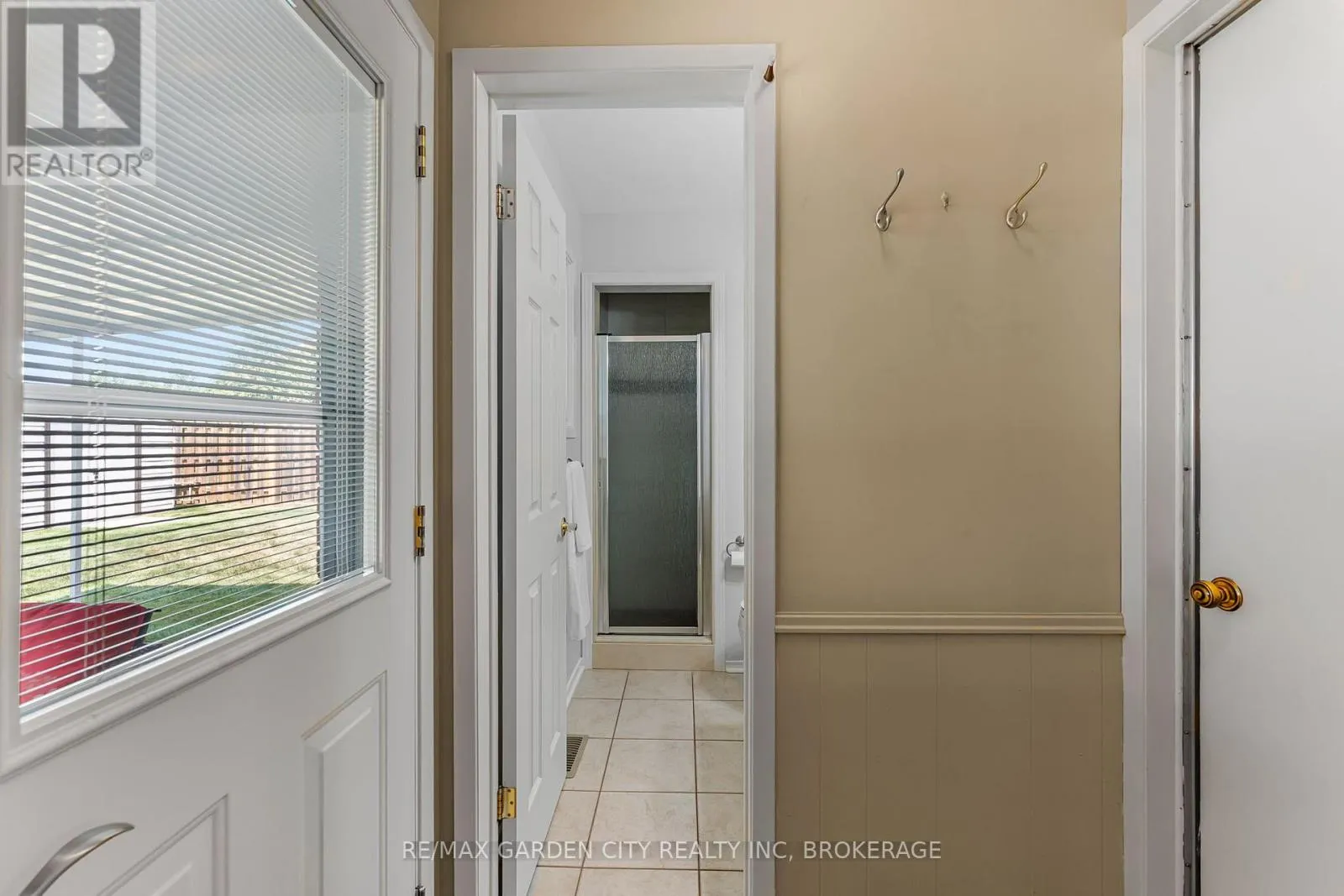 16 MEADOWBROOK CRESCENT