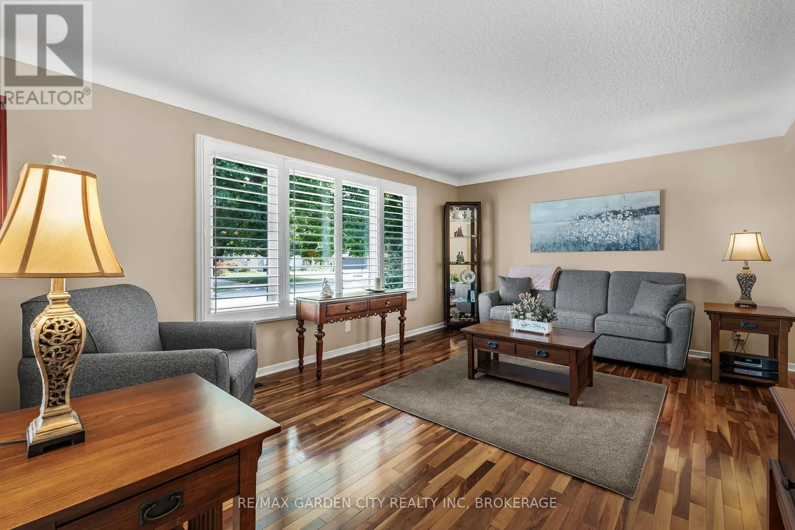 16 MEADOWBROOK CRESCENT