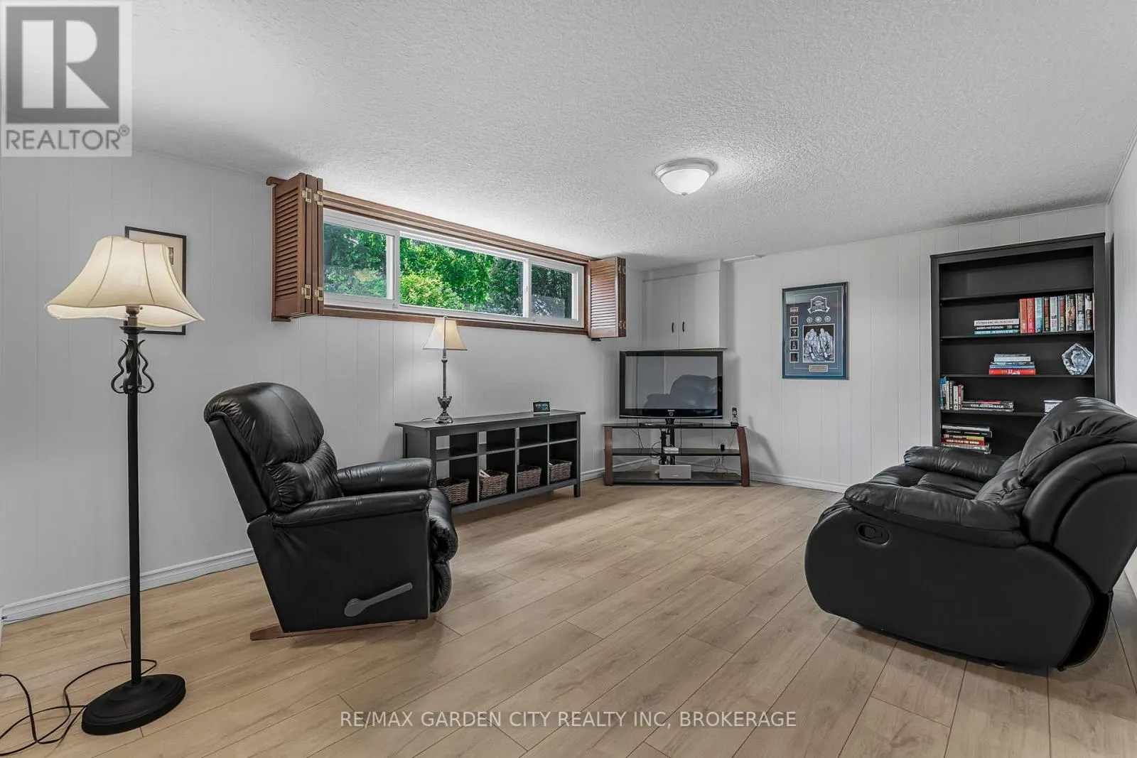 16 MEADOWBROOK CRESCENT