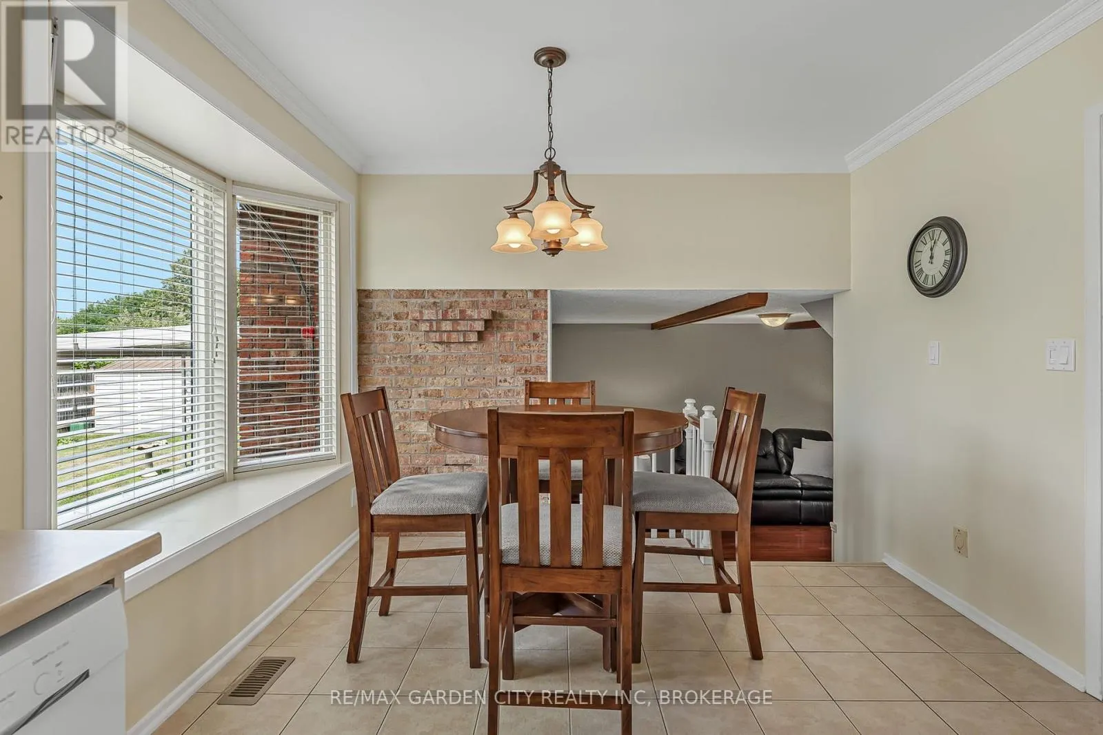 16 MEADOWBROOK CRESCENT