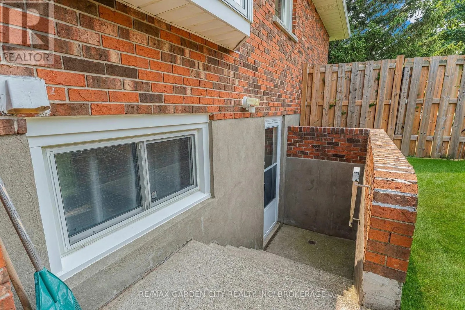 16 MEADOWBROOK CRESCENT