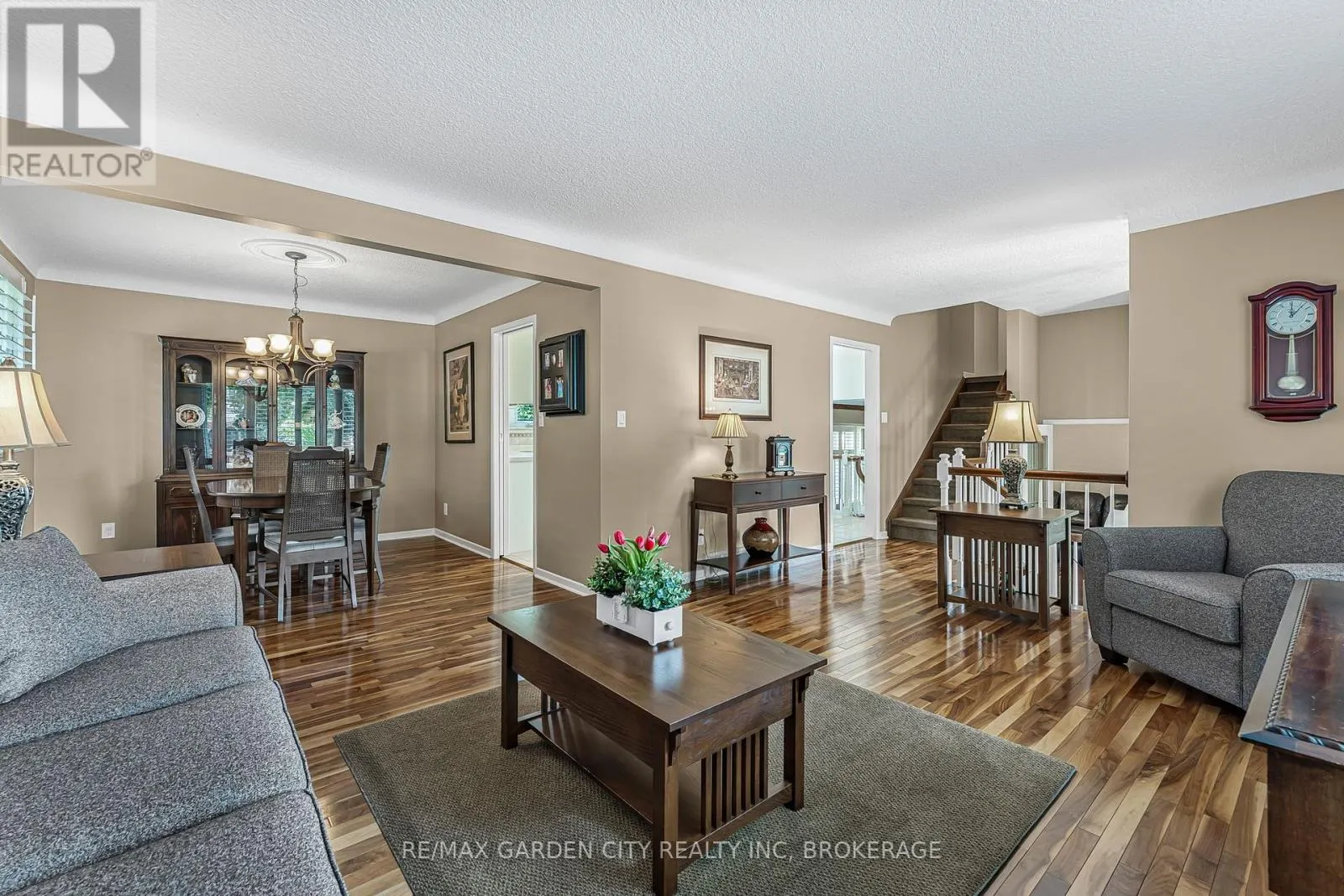 16 MEADOWBROOK CRESCENT