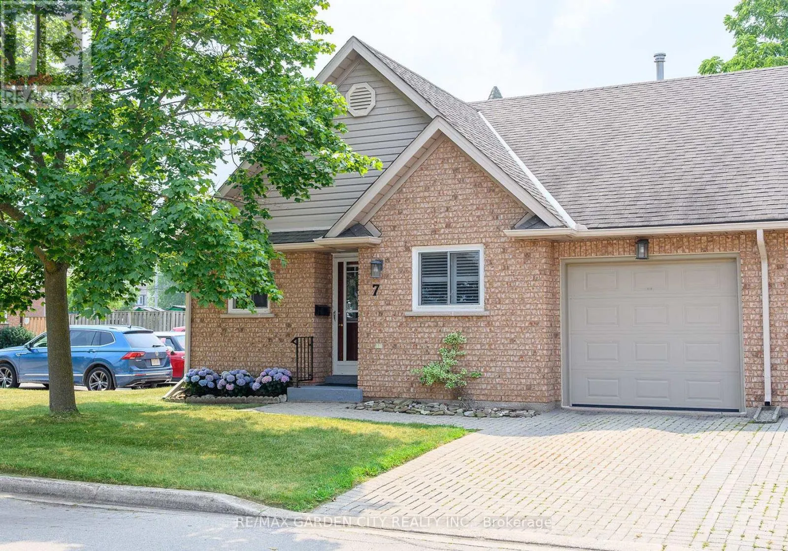 10 WENTWORTH DRIVE