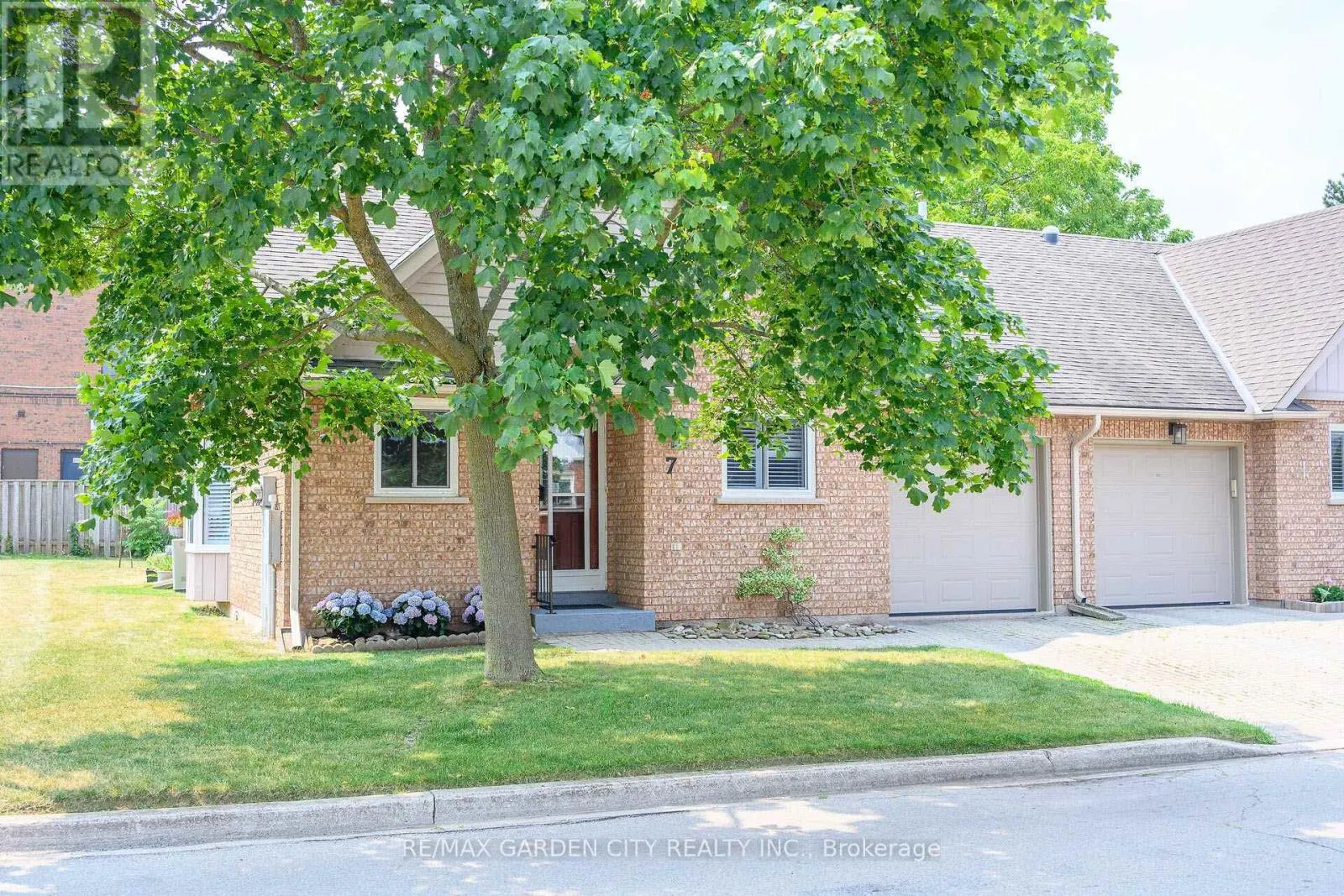 10 WENTWORTH DRIVE