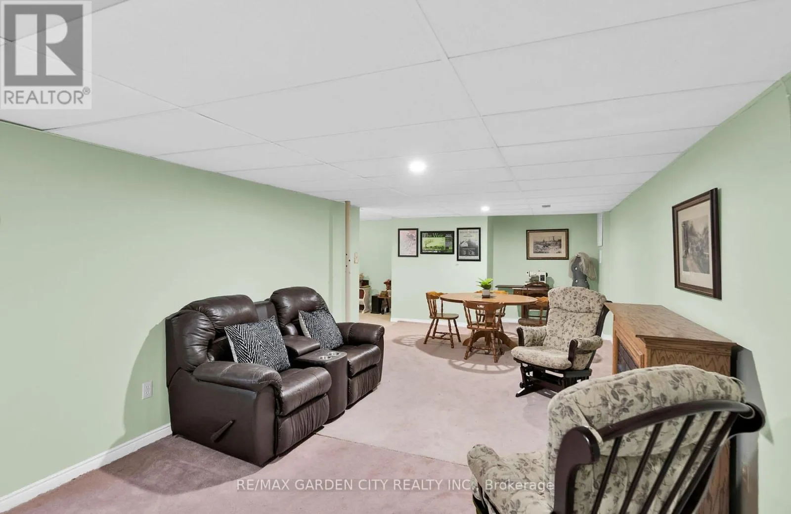 10 WENTWORTH DRIVE