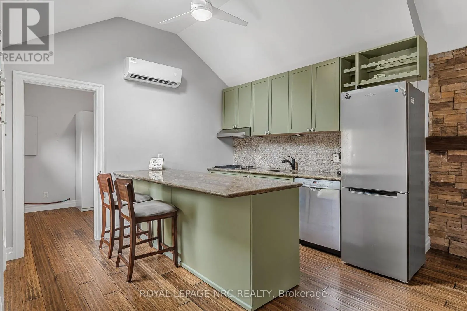 370-372 LAKEWOOD AVENUE