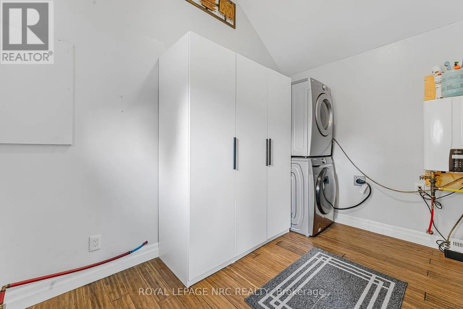 370-372 LAKEWOOD AVENUE