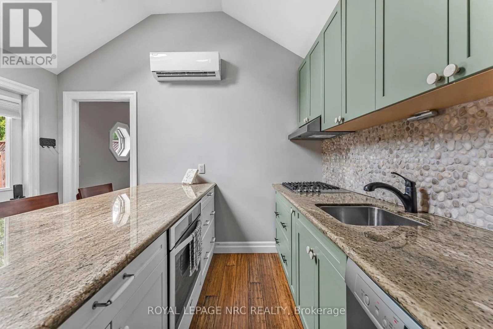 370-372 LAKEWOOD AVENUE