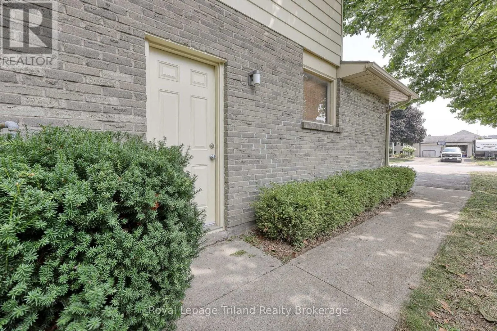 214 STANLEY STREET S
