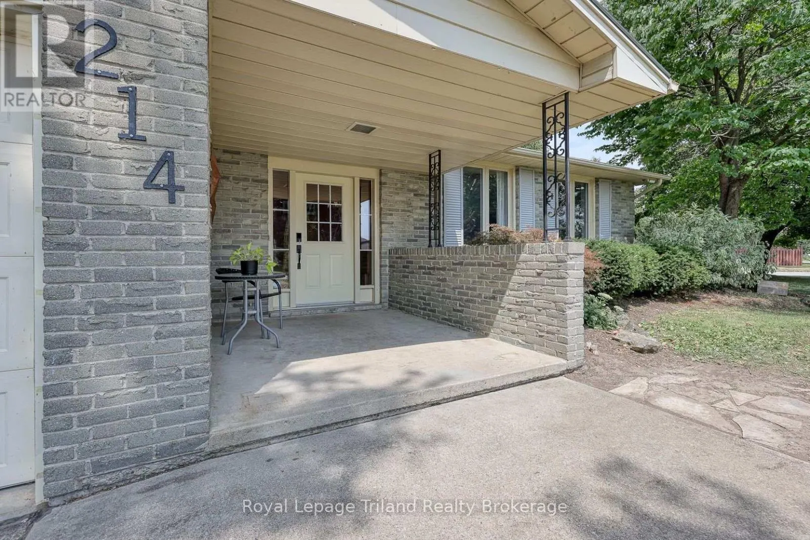 214 STANLEY STREET S