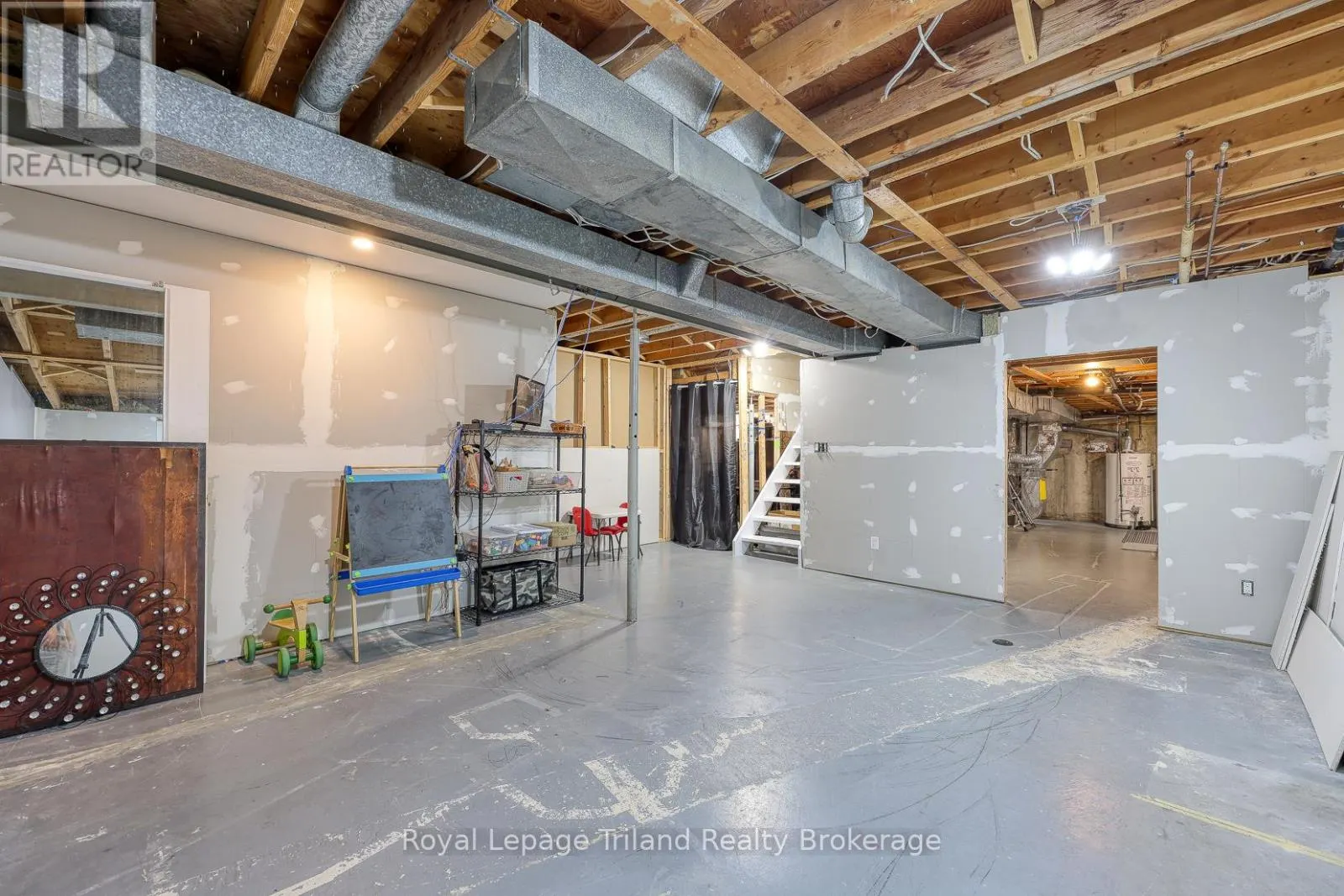 214 STANLEY STREET S