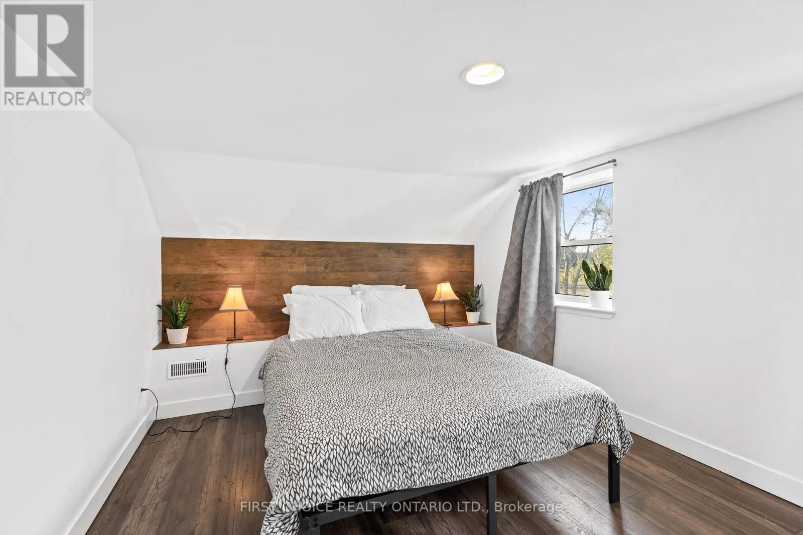 10 CAMPBELL REID COURT