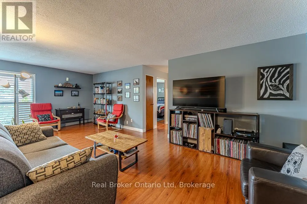 202 - 925 10TH AVENUE E, #202