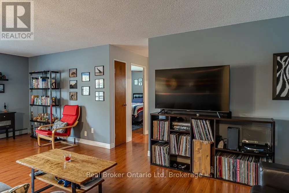 202 - 925 10TH AVENUE E, #202