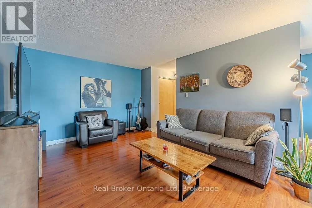 202 - 925 10TH AVENUE E, #202