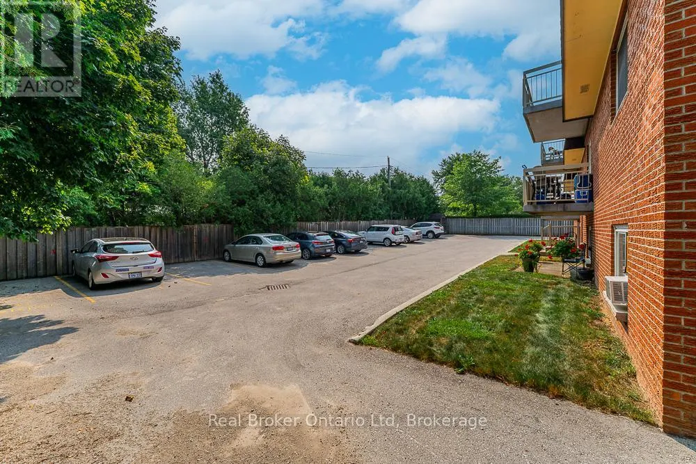 202 - 925 10TH AVENUE E, #202