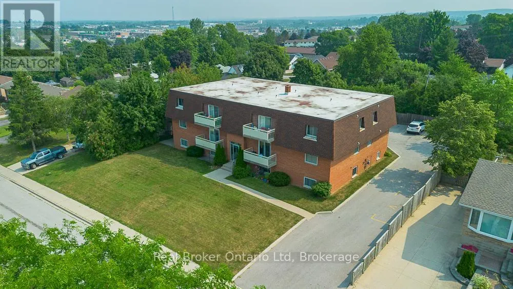 202 - 925 10TH AVENUE E, #202