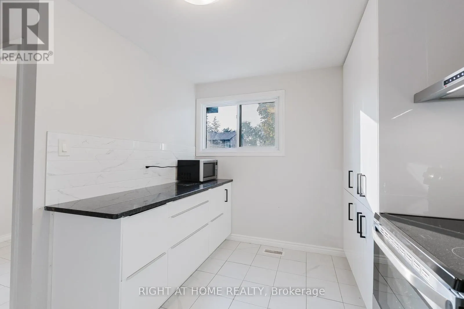 102 - 23 MCCLINTOCK WAY