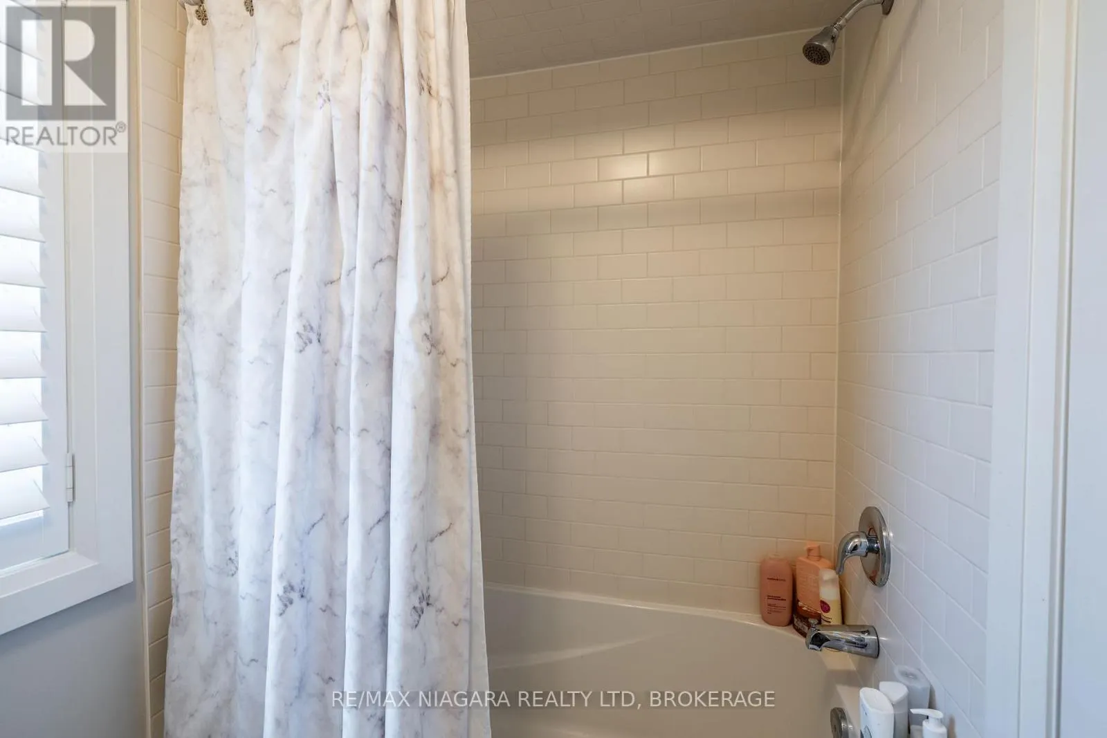 16 - 270 MAIN STREET W, #16