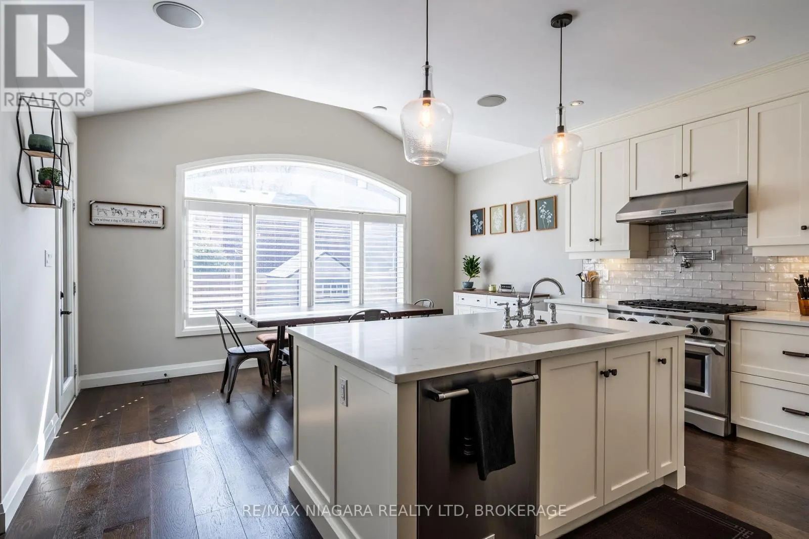 16 - 270 MAIN STREET W, #16