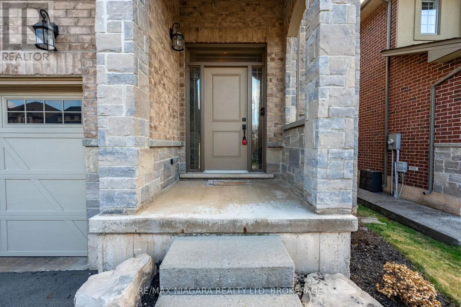 16 - 270 MAIN STREET W, #16