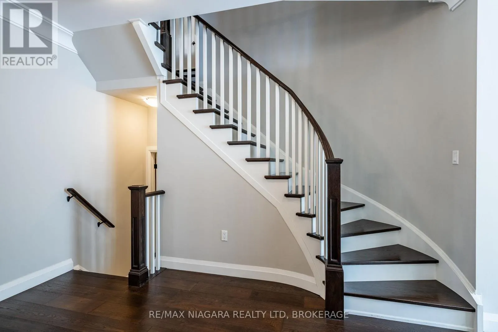 16 - 270 MAIN STREET W, #16