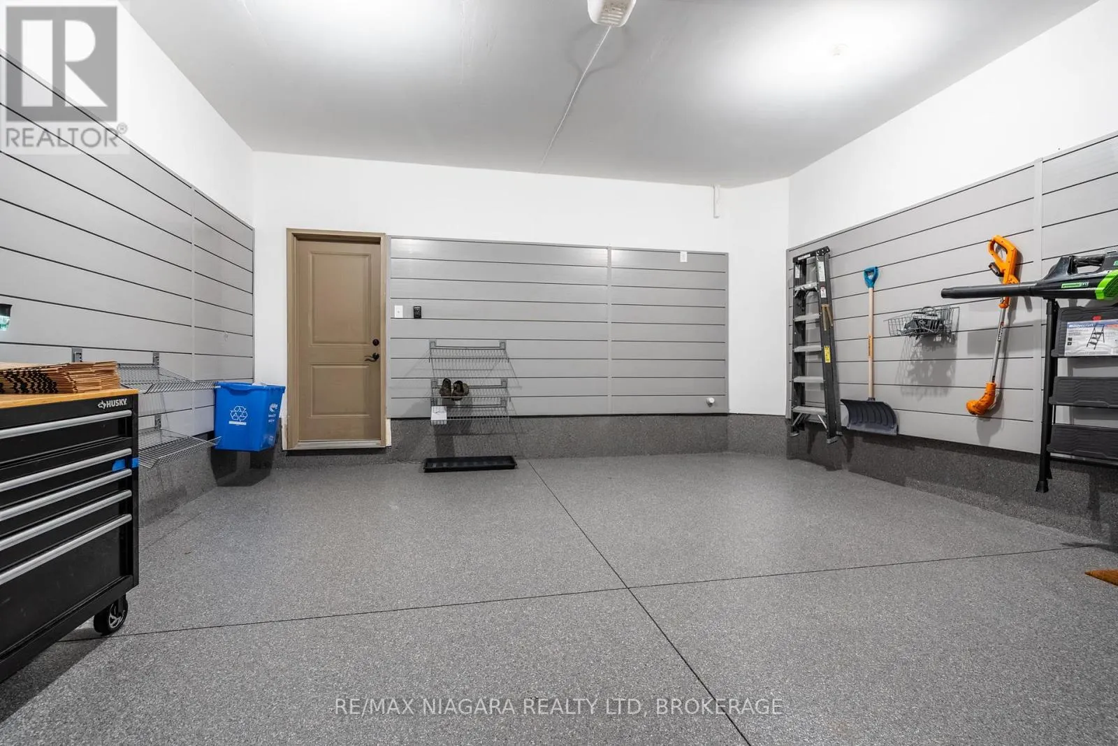16 - 270 MAIN STREET W, #16