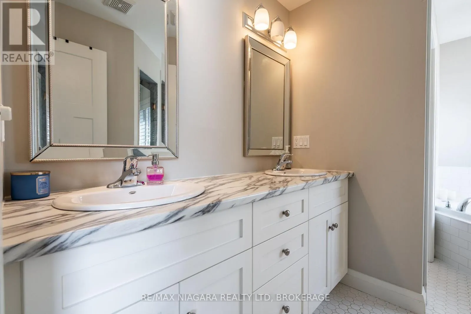 16 - 270 MAIN STREET W, #16