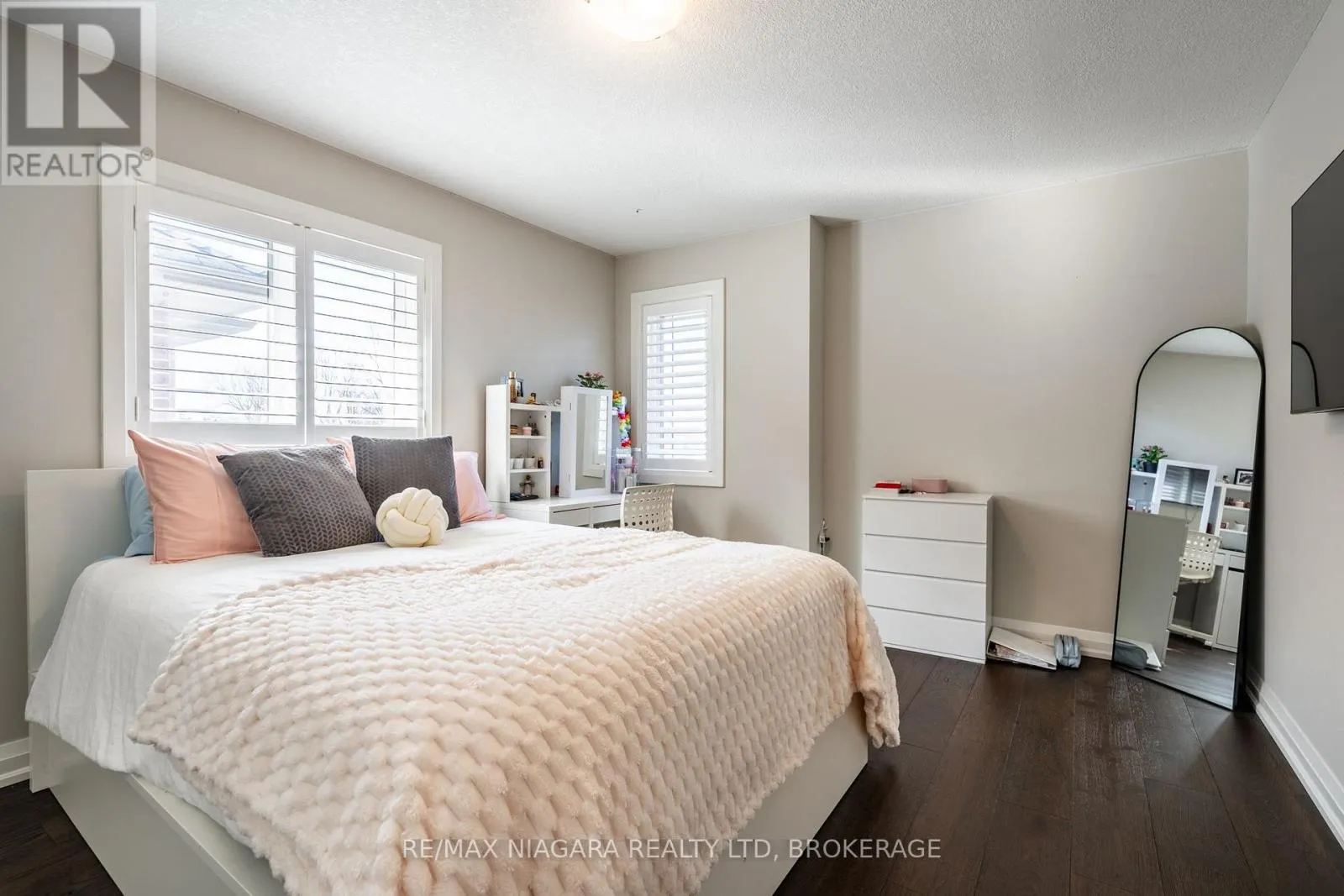 16 - 270 MAIN STREET W, #16