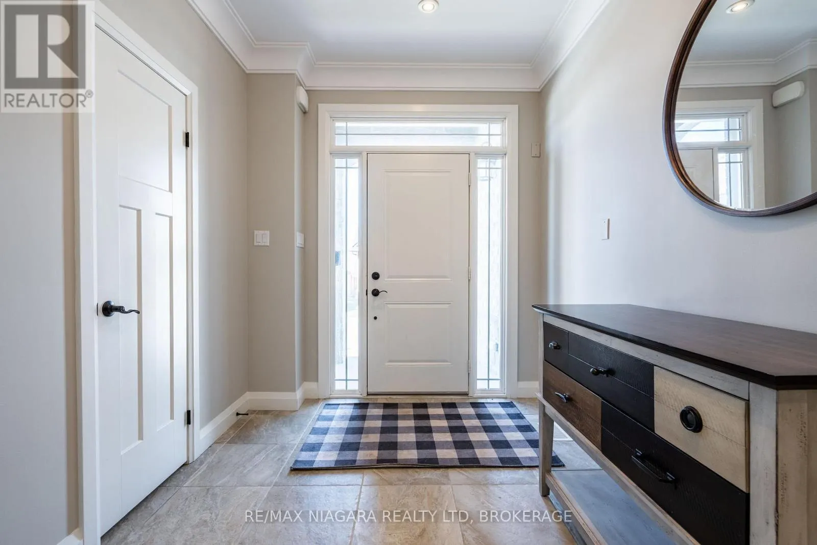 16 - 270 MAIN STREET W, #16