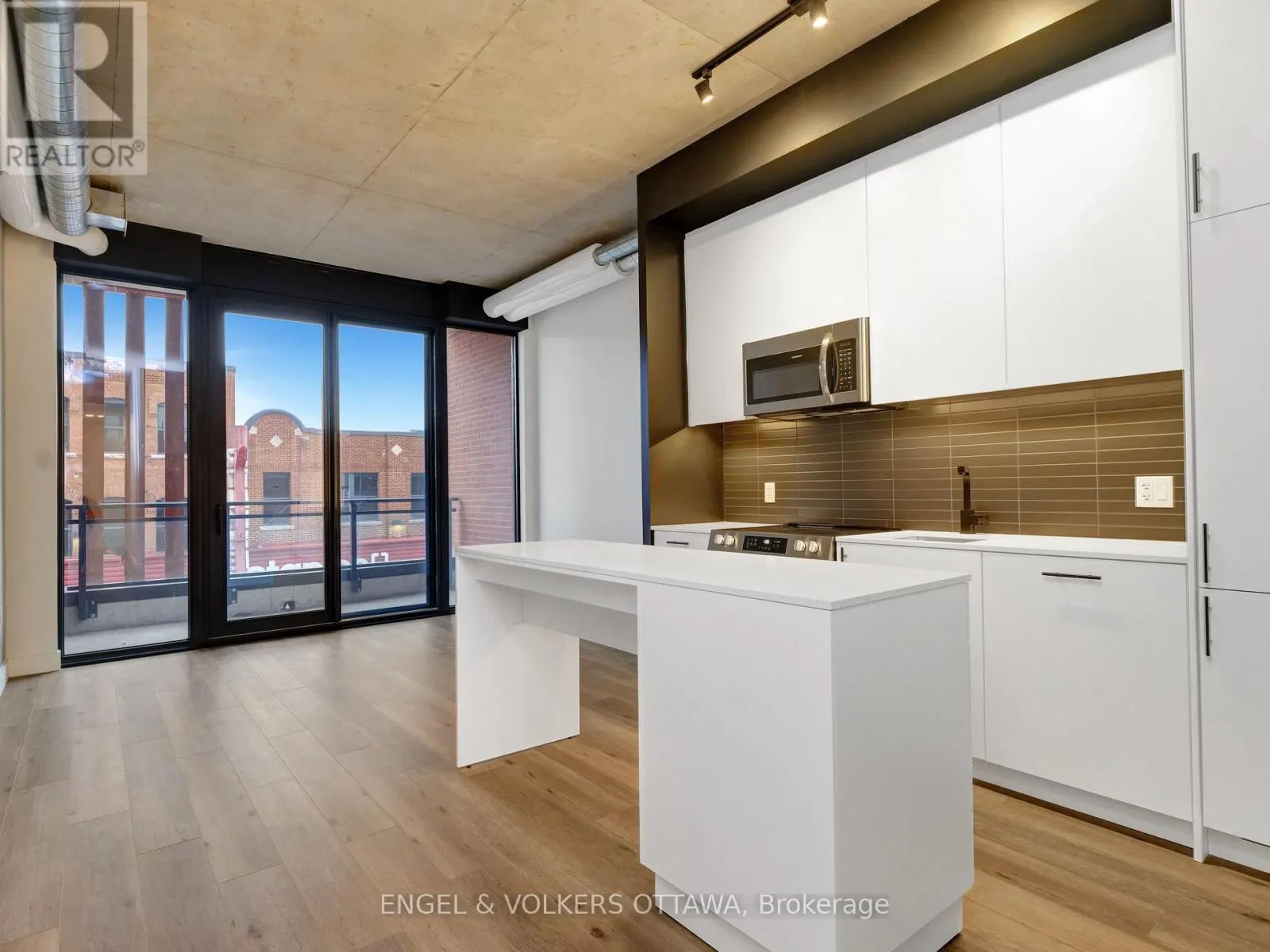 212 - 10 JAMES STREET