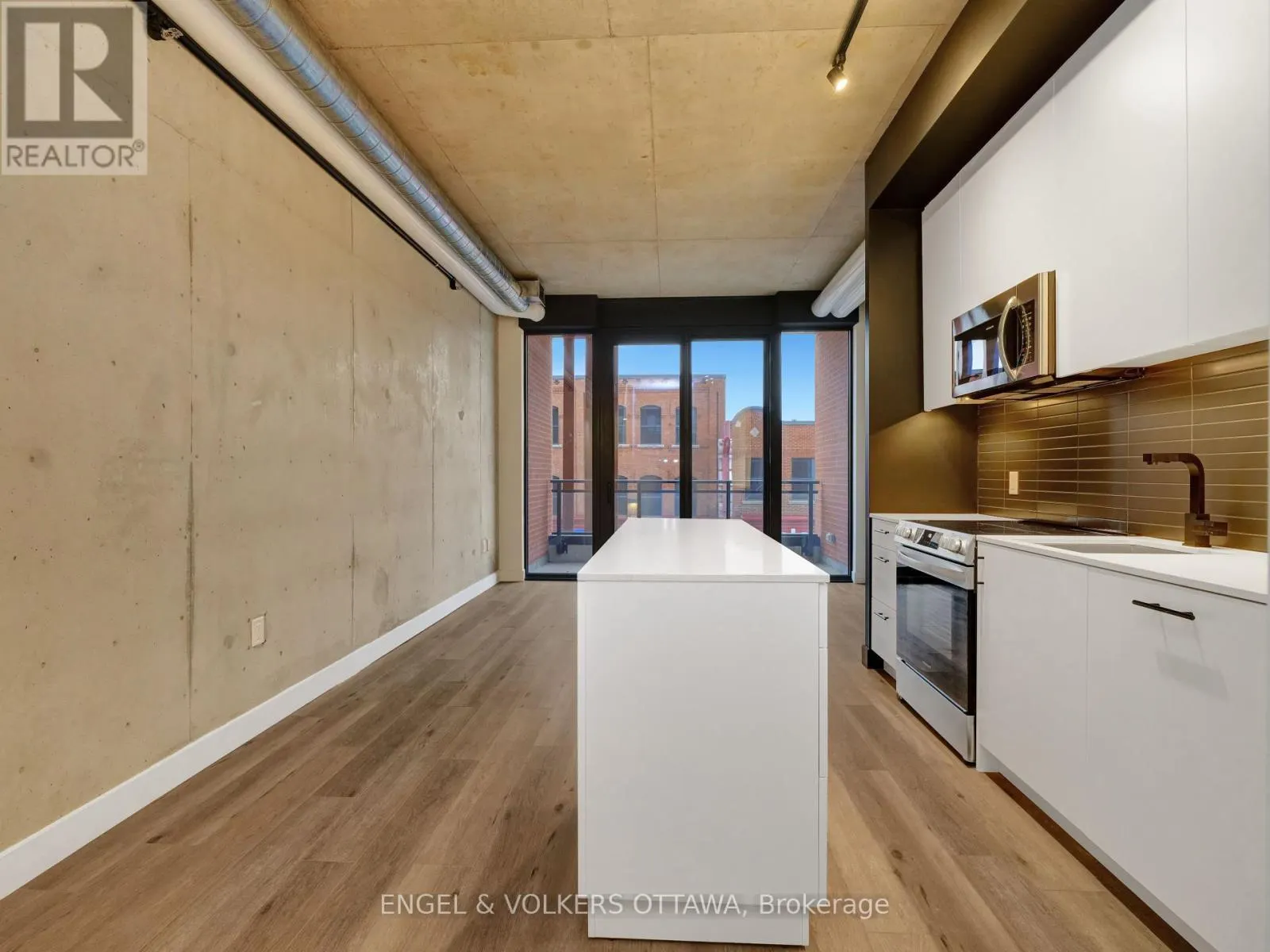 212 - 10 JAMES STREET