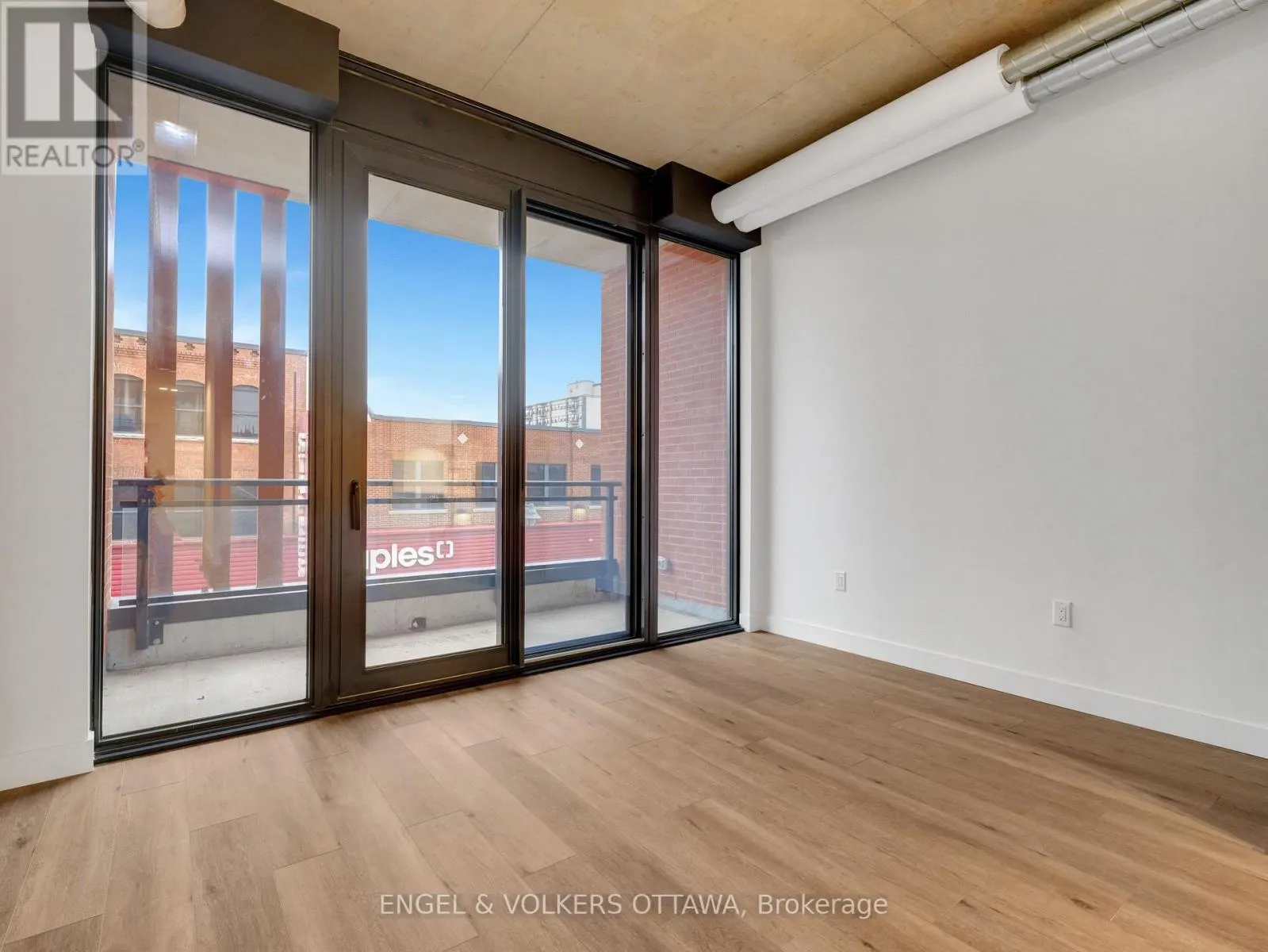 212 - 10 JAMES STREET