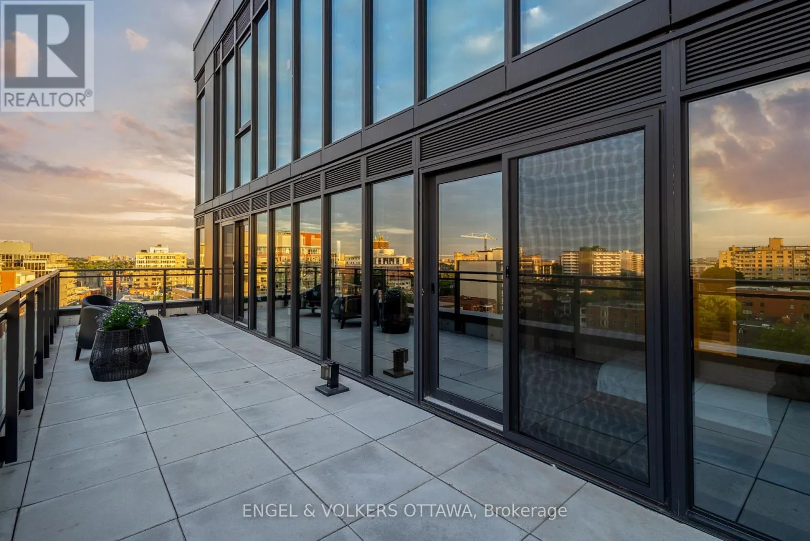 807 - 10 JAMES STREET