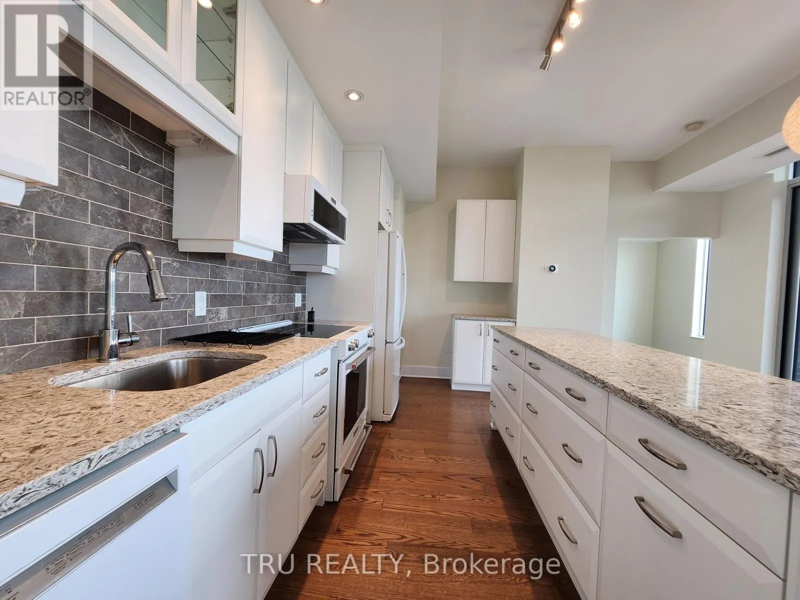 609 - 101 RICHMOND ROAD