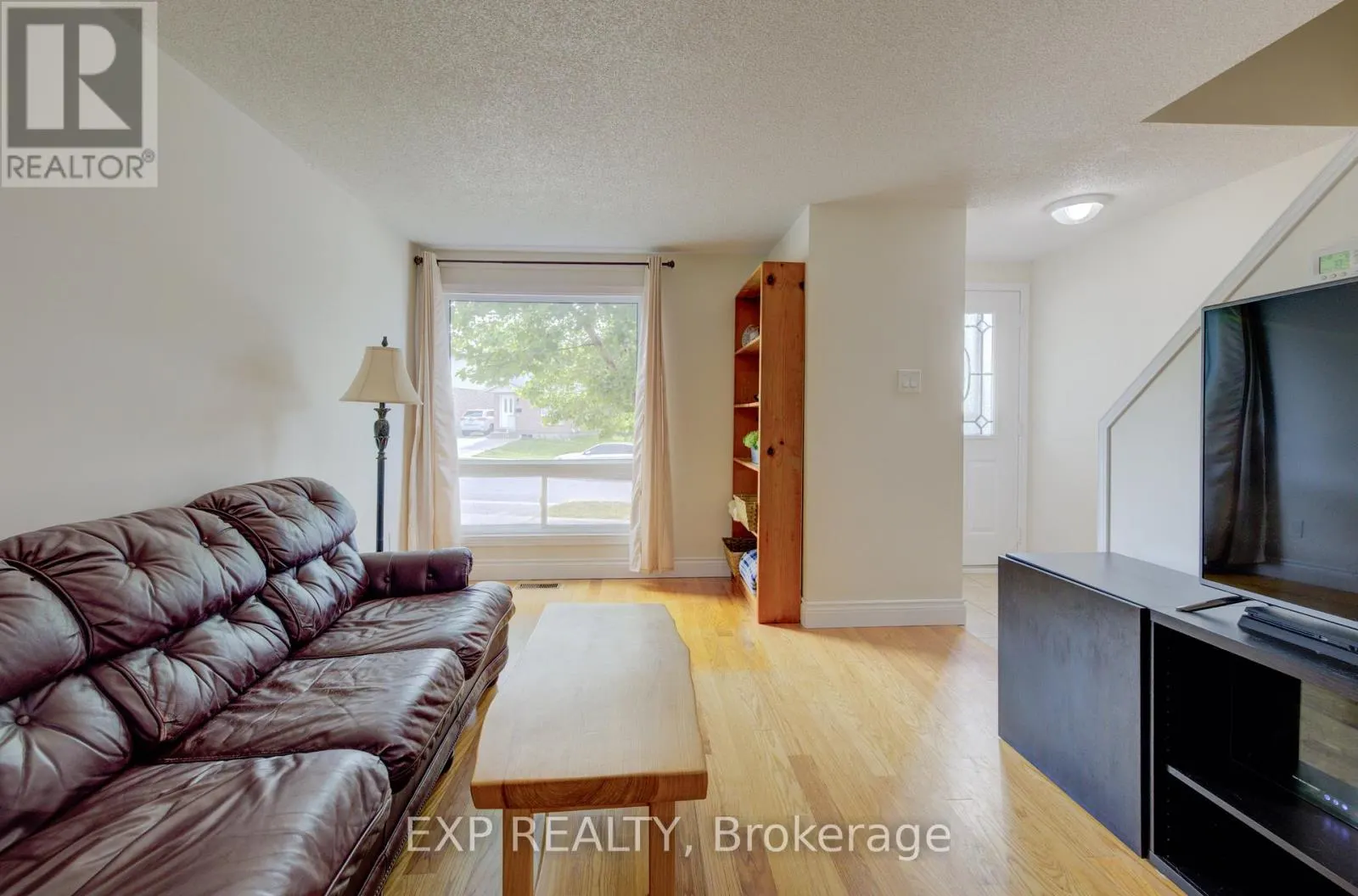 4 TROY CRESCENT