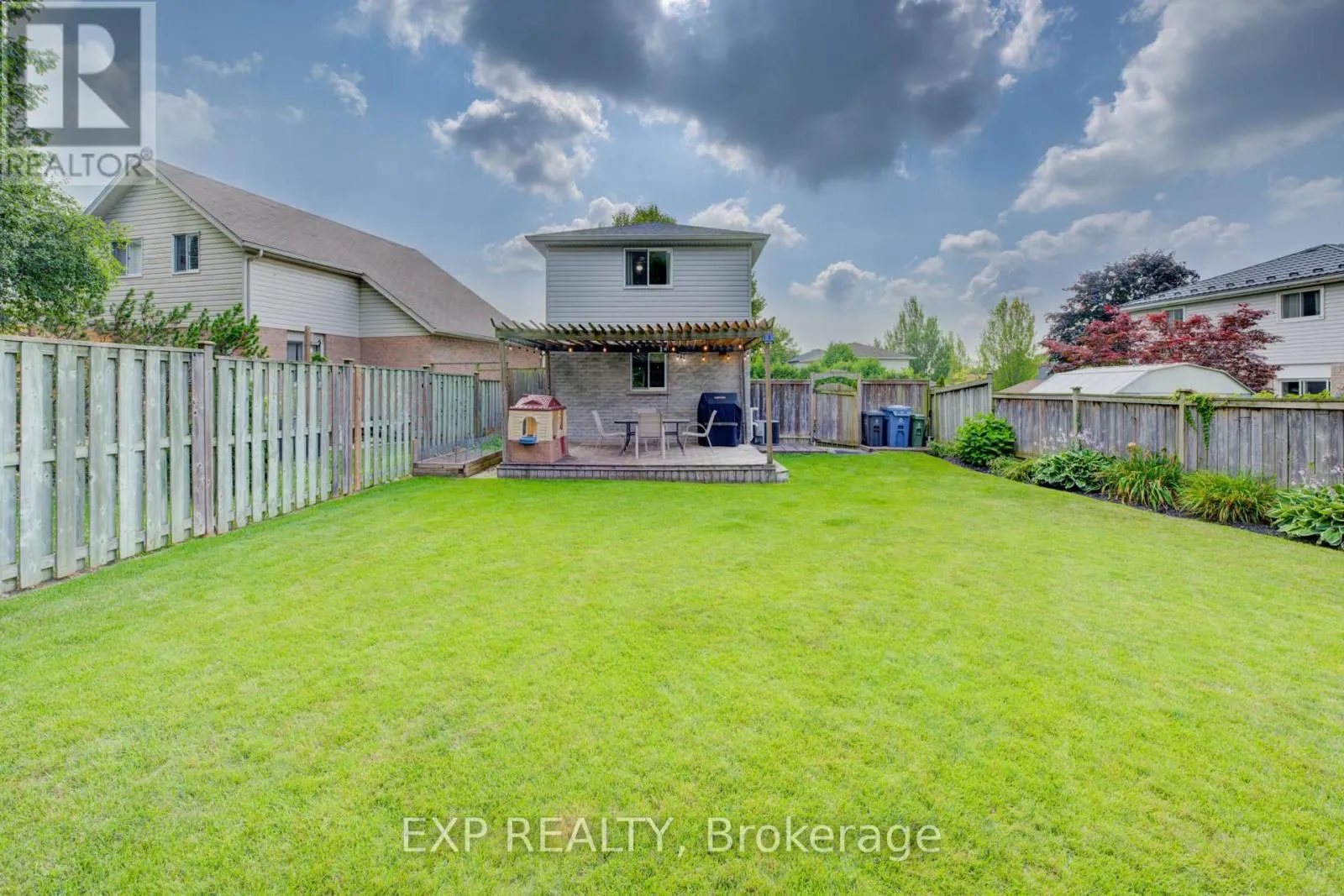 4 TROY CRESCENT