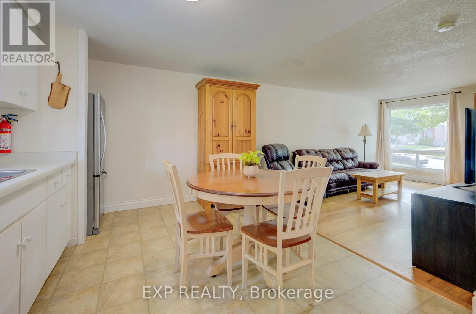 4 TROY CRESCENT