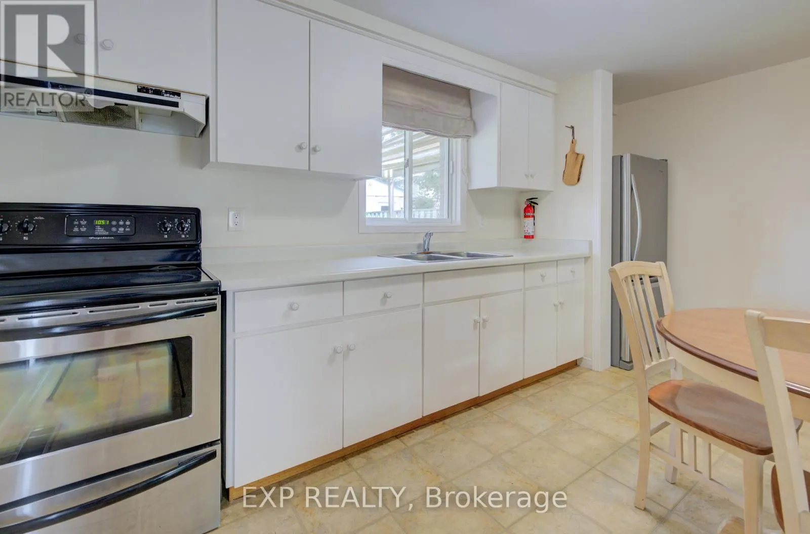 4 TROY CRESCENT
