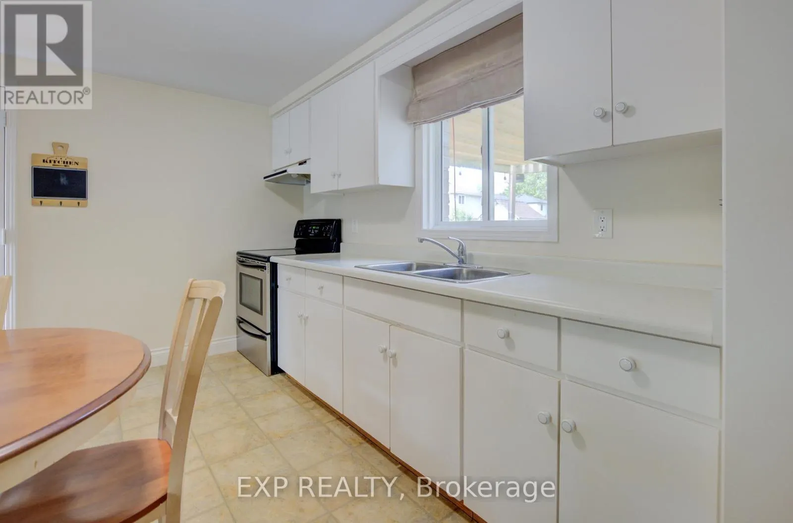 4 TROY CRESCENT