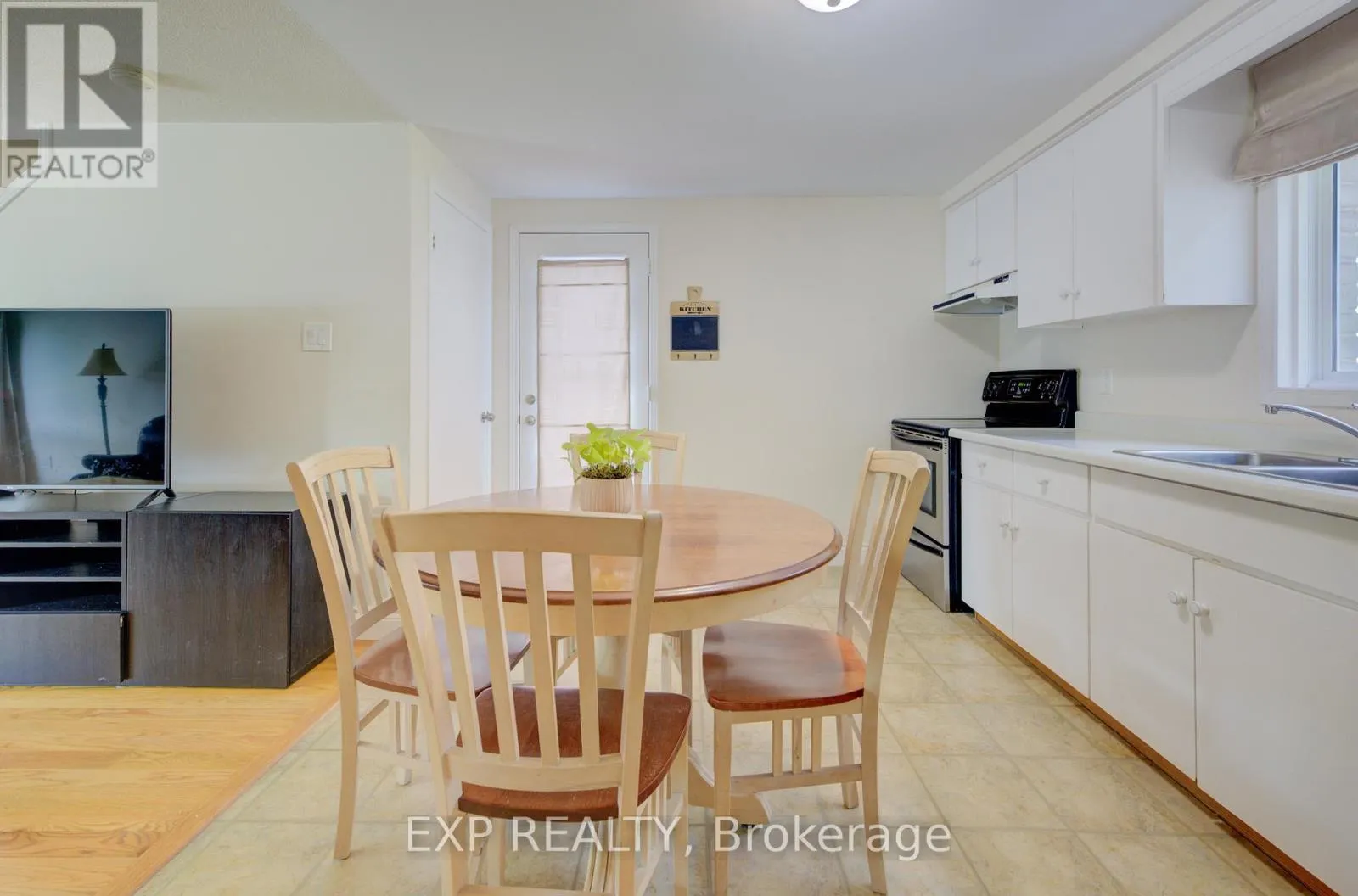 4 TROY CRESCENT