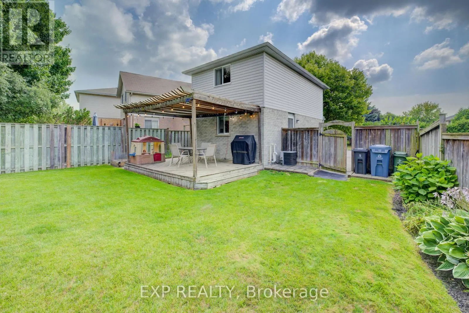 4 TROY CRESCENT
