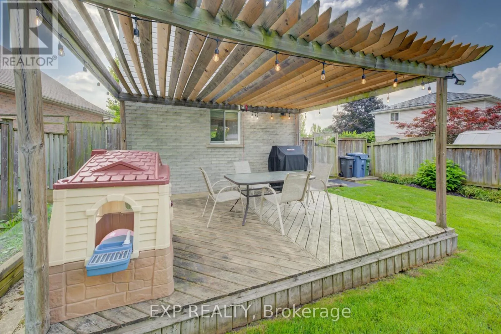 4 TROY CRESCENT