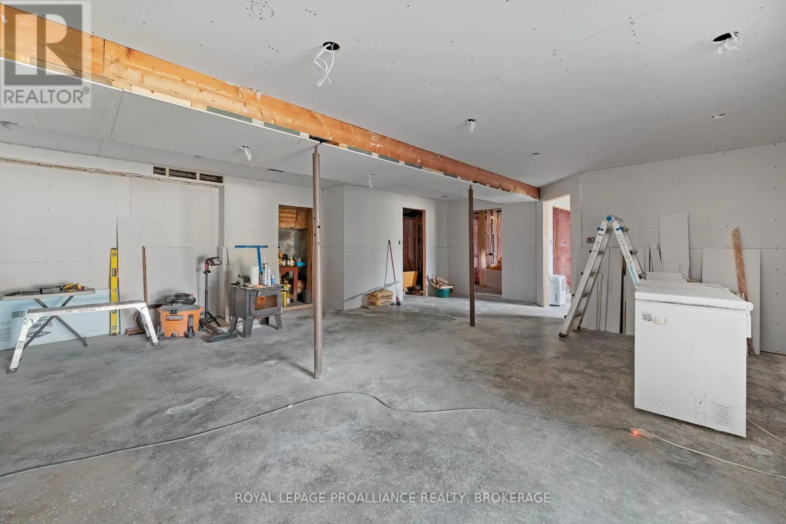 658 COUNTY ROAD 1 E