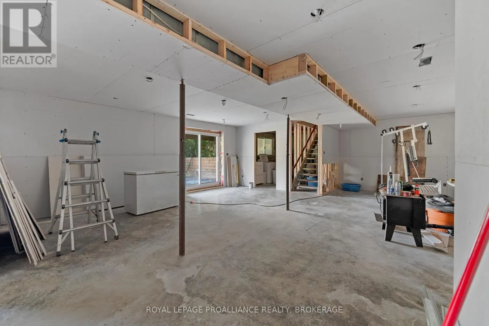 658 COUNTY ROAD 1 E