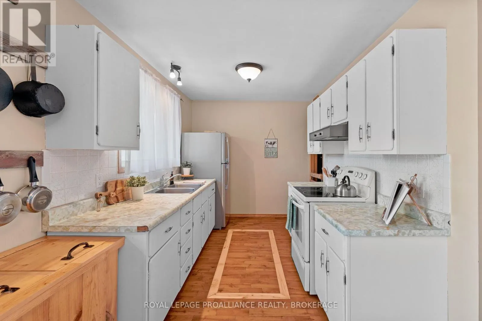 658 COUNTY ROAD 1 E