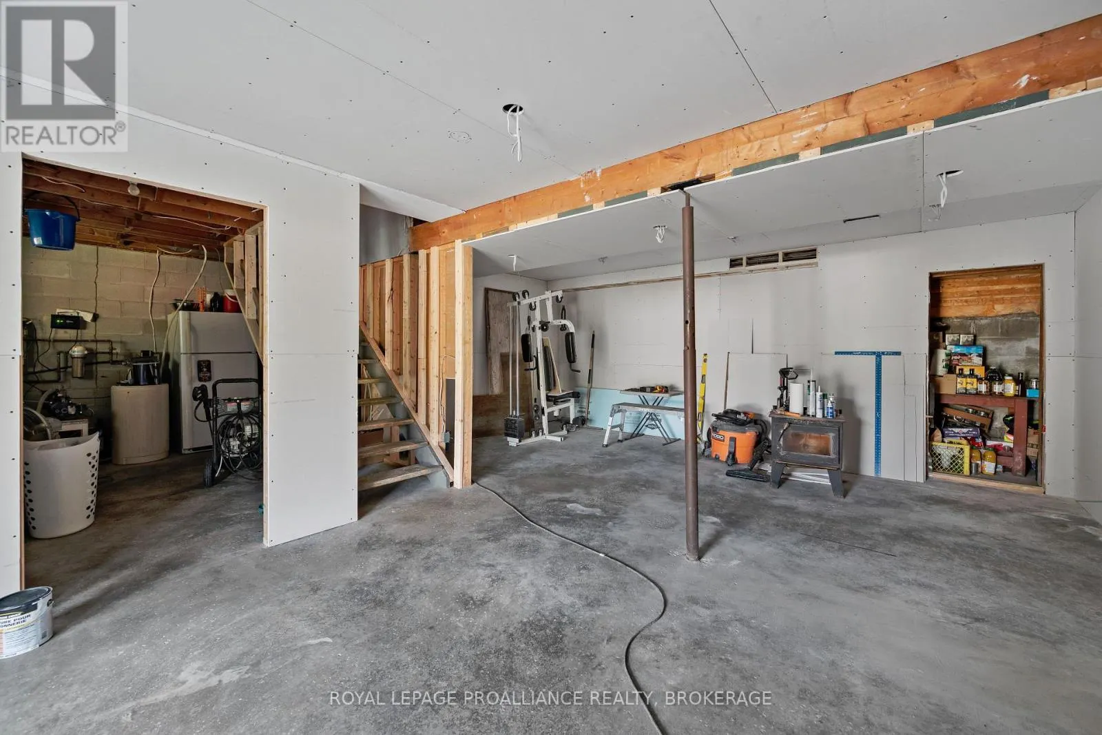 658 COUNTY ROAD 1 E